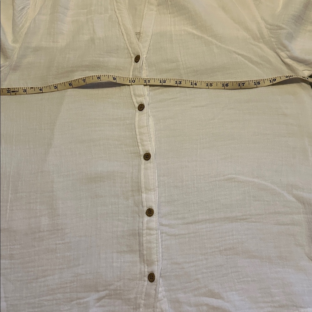 beachlunchlounge White Button-Down Women's Shirt - Picture 9 of 9